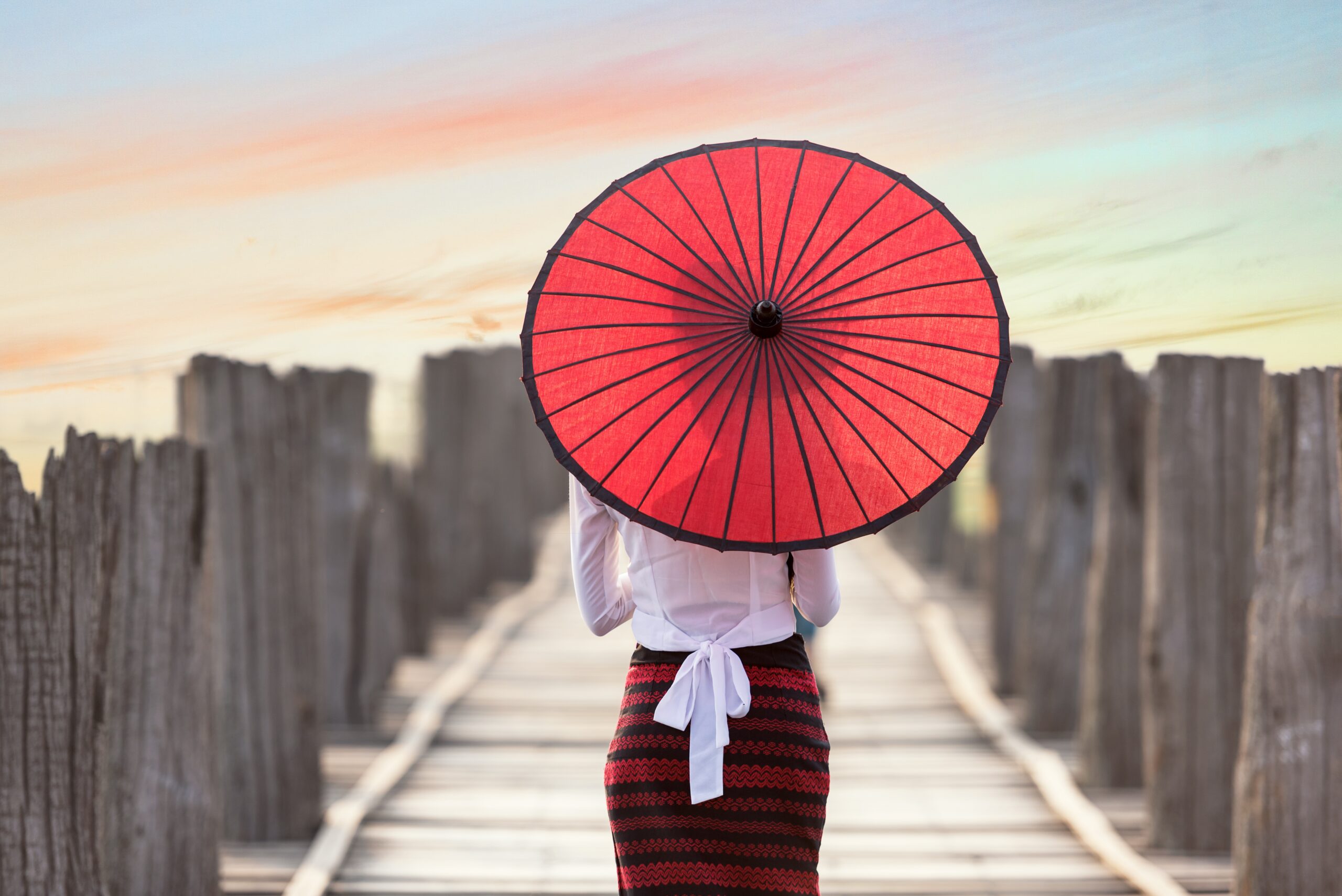 傘をさす女性